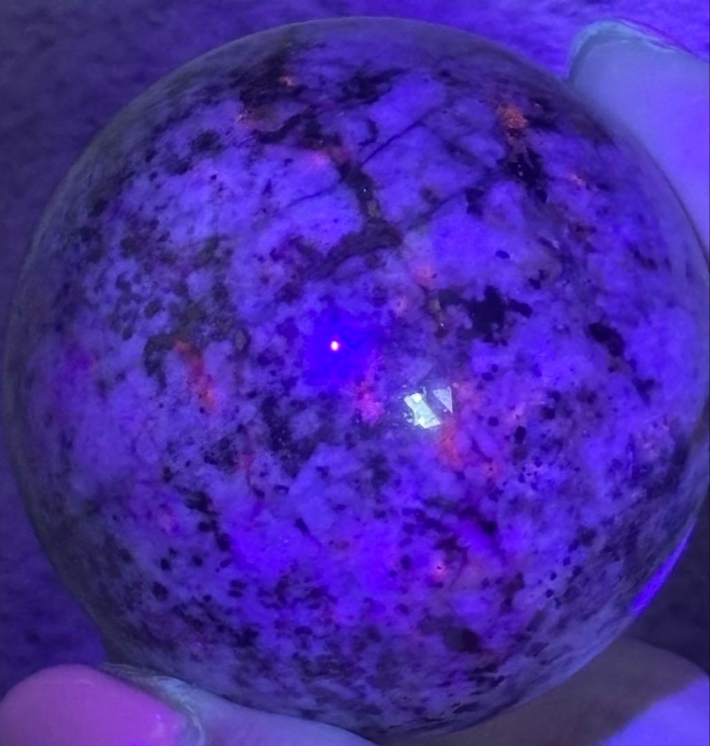 《鉱物標本・レア》ユーパーライト系 点在UV発光 パイライト共生　スフィア　丸玉
