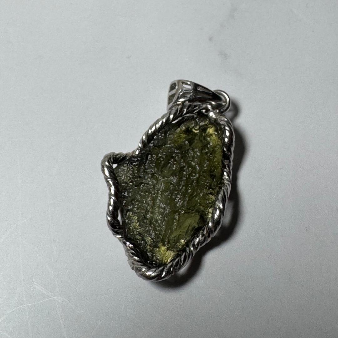 大人気の希少テクタイト◇モルダバイト◇ペンダントトップ　4.1g