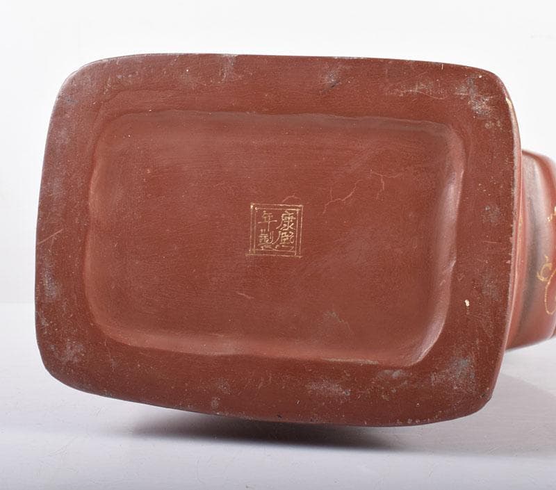 中国　康煕年製　乾漆朱漆金蒔絵山水人物文扁壷　V　3905B