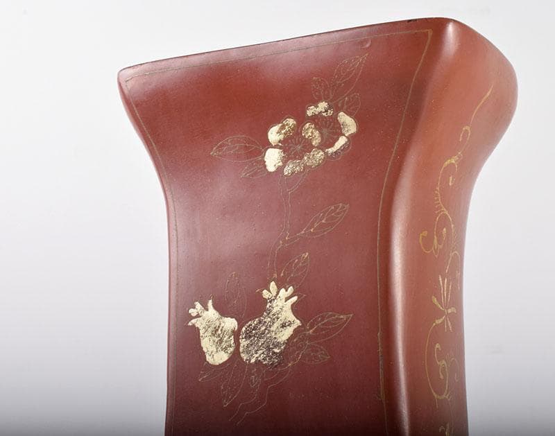 中国　康煕年製　乾漆朱漆金蒔絵山水人物文扁壷　V　3905B