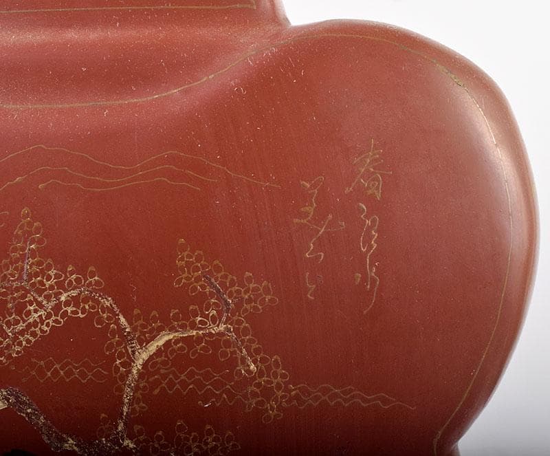 中国　康煕年製　乾漆朱漆金蒔絵山水人物文扁壷　V　3905B