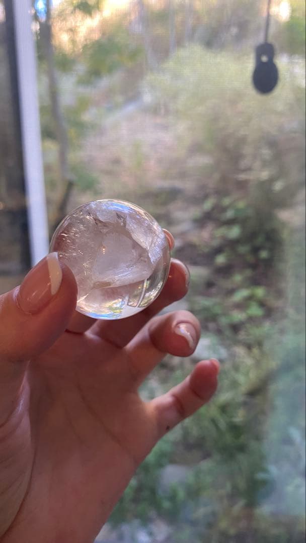 高品質クォーツインクォーツ♡虹入り♡スフィア　約3センチ　台座付き　貫入水晶