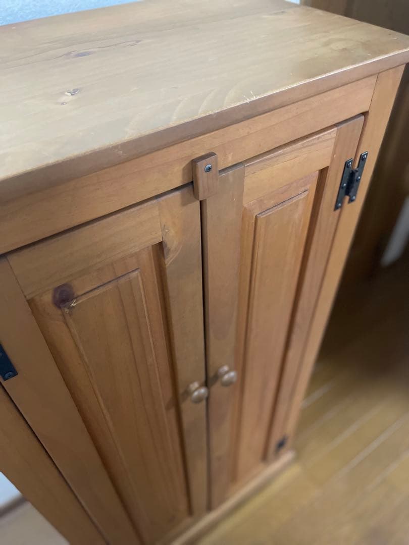 カントリー家具　木製ダブルドアキャビネット
