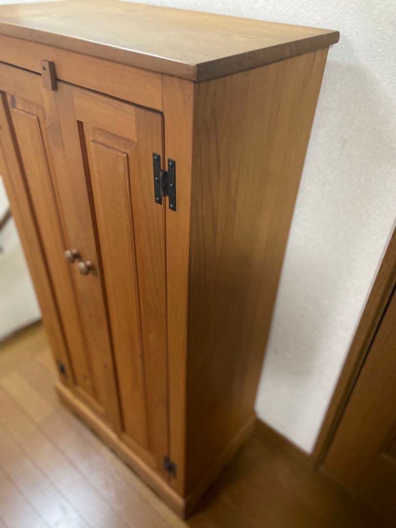 カントリー家具　木製ダブルドアキャビネット