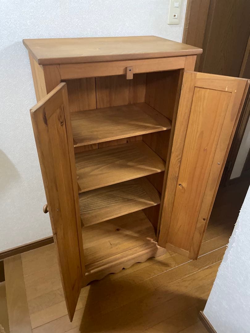 カントリー家具　木製ダブルドアキャビネット