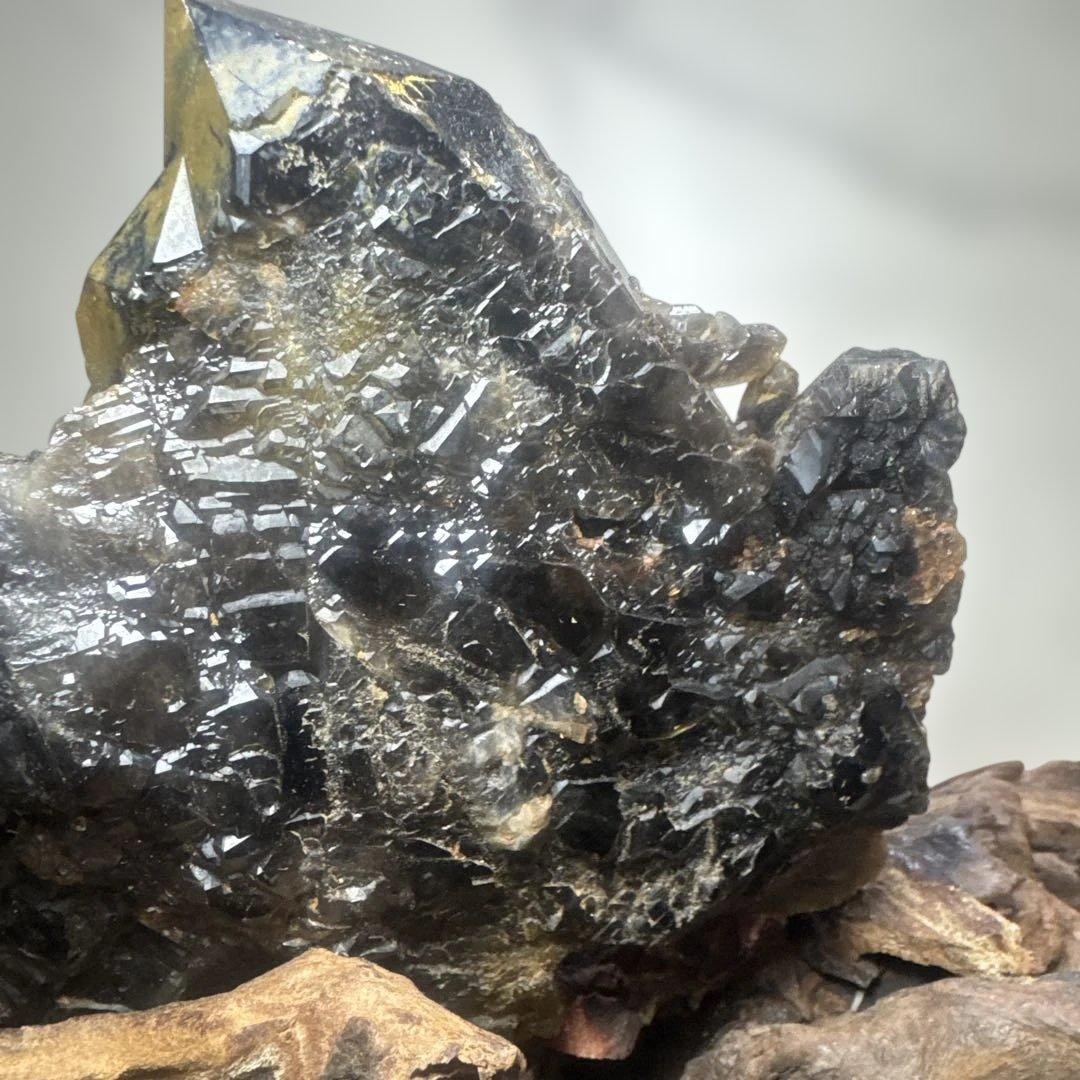 高品質】山東省産 モリオン 原石 クラスター 台座付 書斎整理品 - メルカリ