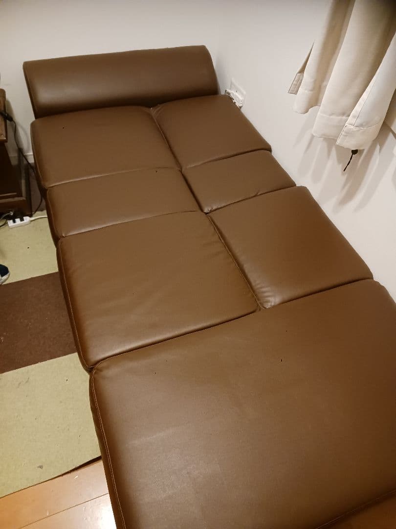 ブラウン ソファベッド センターコンソール付き、収納スペース付き