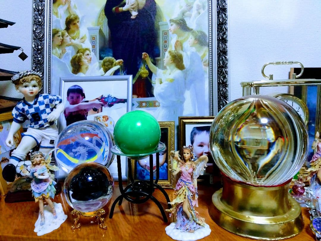 超綺麗＆超豪華.特大.緑色に光る丸玉.お洒落な台座付きます