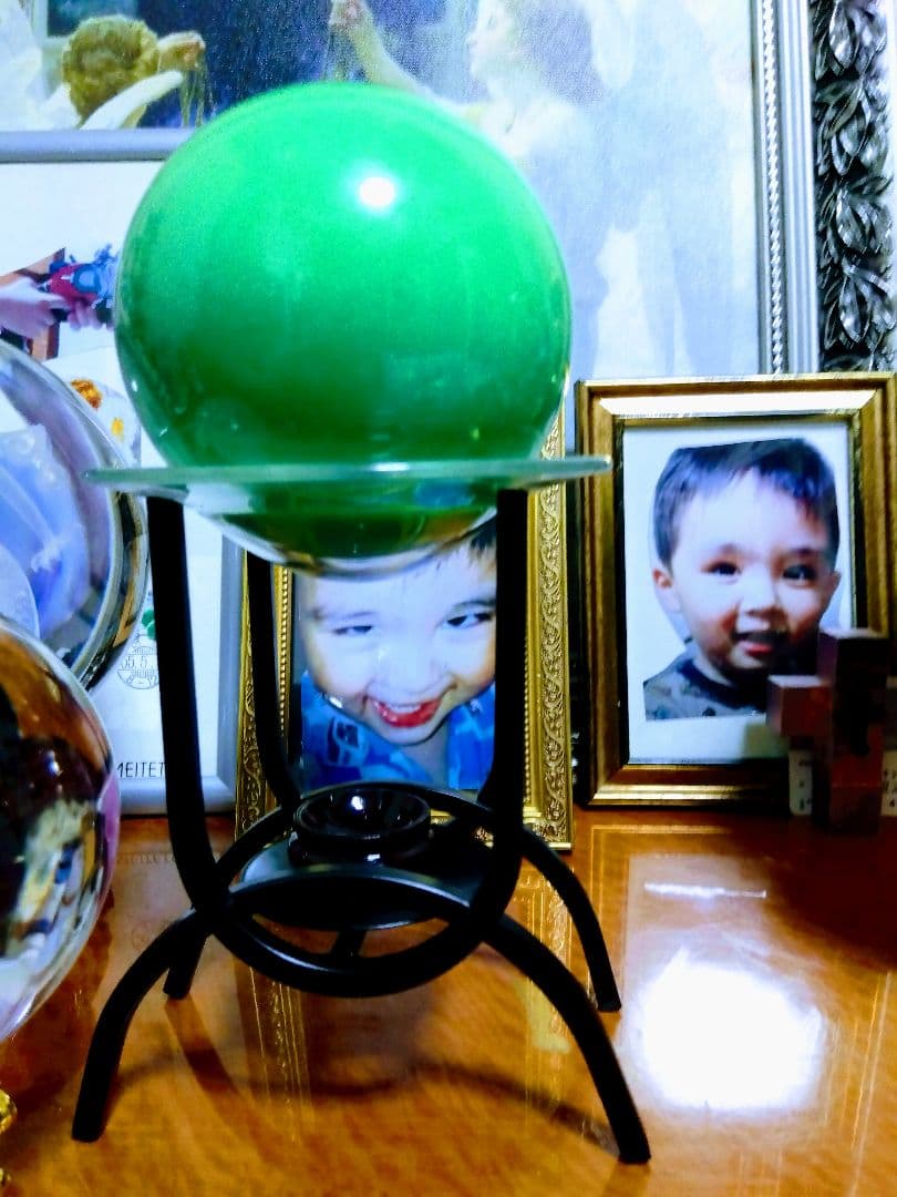 超綺麗＆超豪華.特大.緑色に光る丸玉.お洒落な台座付きます