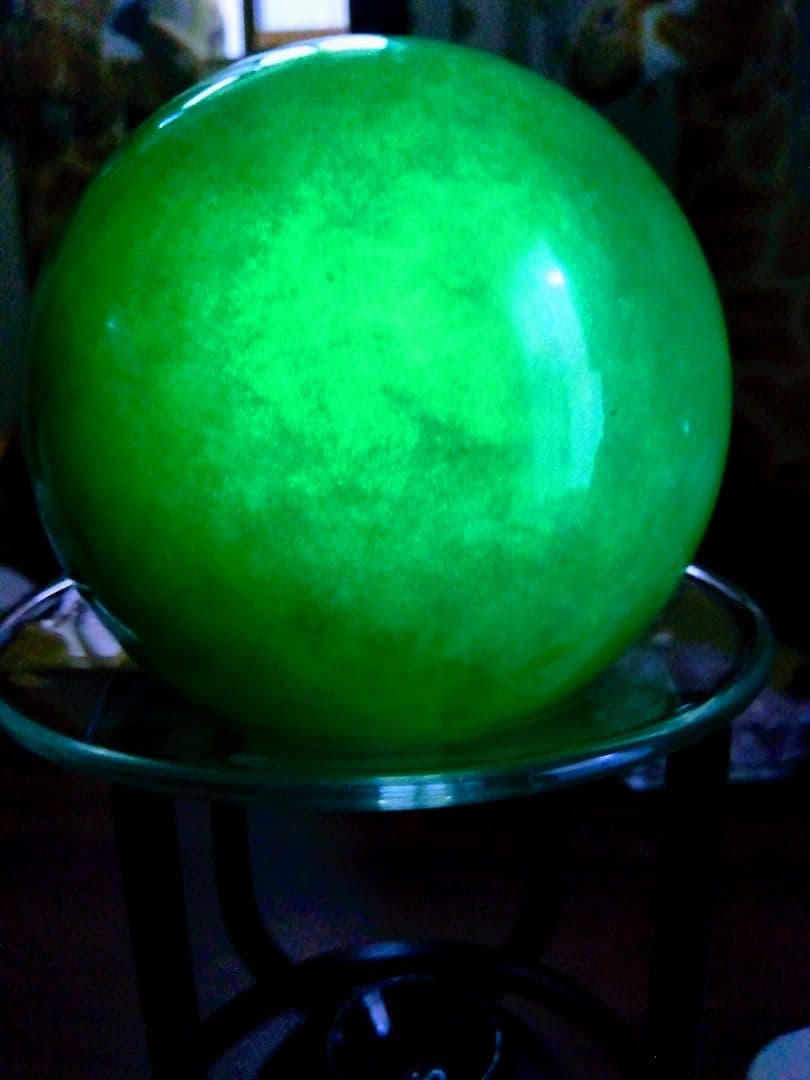 超綺麗＆超豪華.特大.緑色に光る丸玉.お洒落な台座付きます