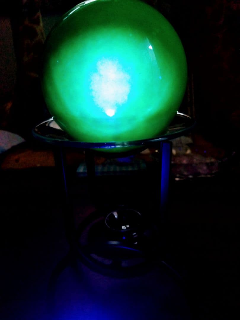 超綺麗＆超豪華.特大.緑色に光る丸玉.お洒落な台座付きます