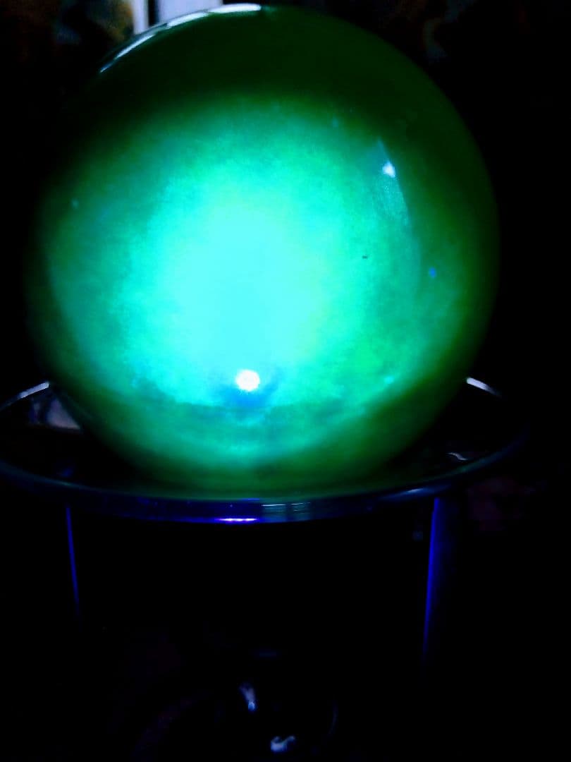 超綺麗＆超豪華.特大.緑色に光る丸玉.お洒落な台座付きます