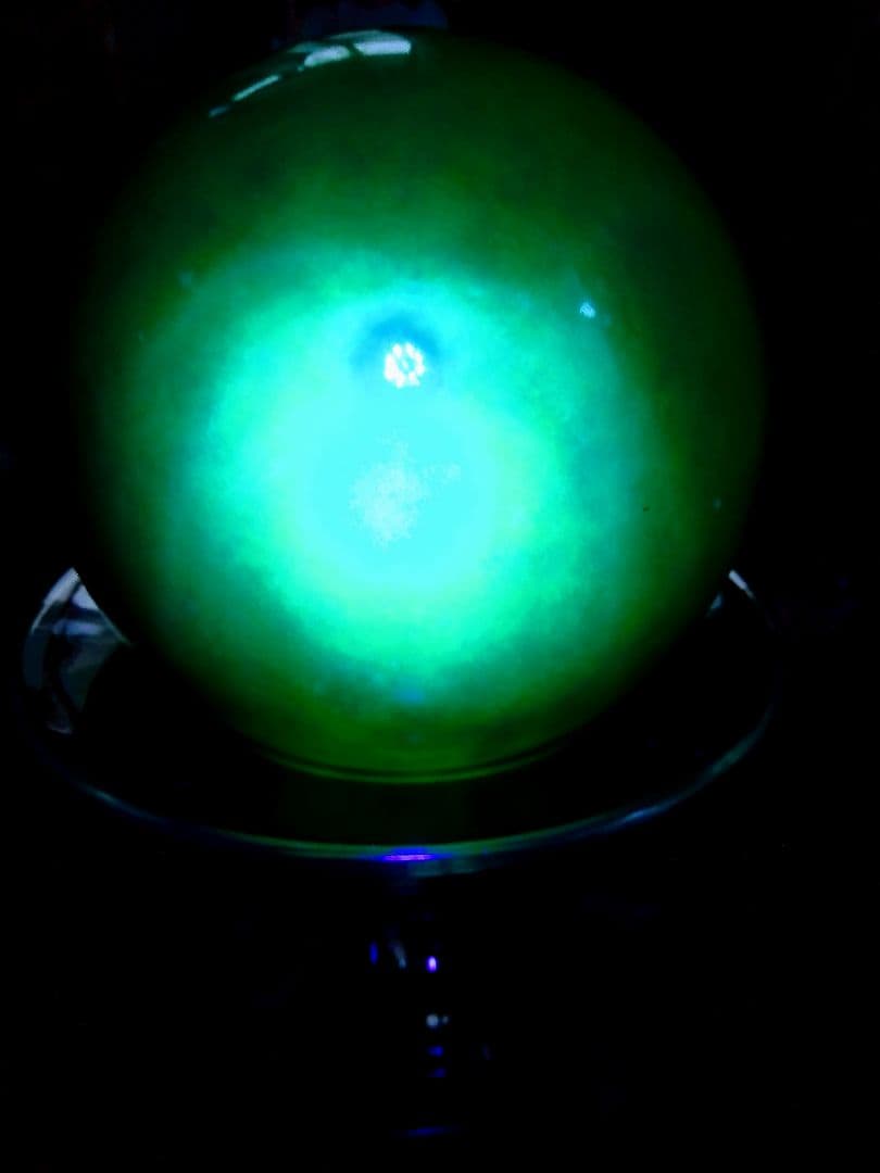 超綺麗＆超豪華.特大.緑色に光る丸玉.お洒落な台座付きます