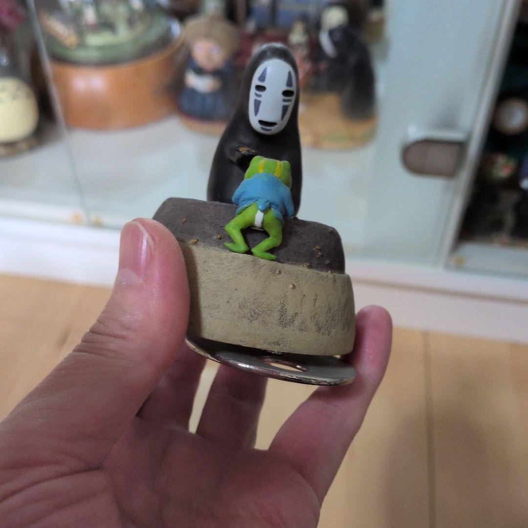 ジブリ作品カオナシとカエルの置物。