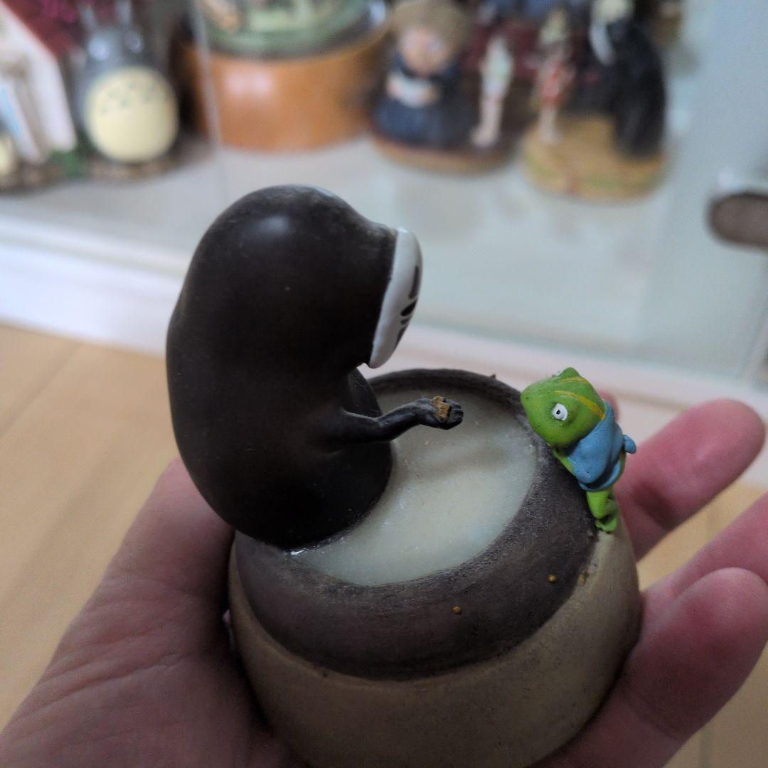 ジブリ作品カオナシとカエルの置物。