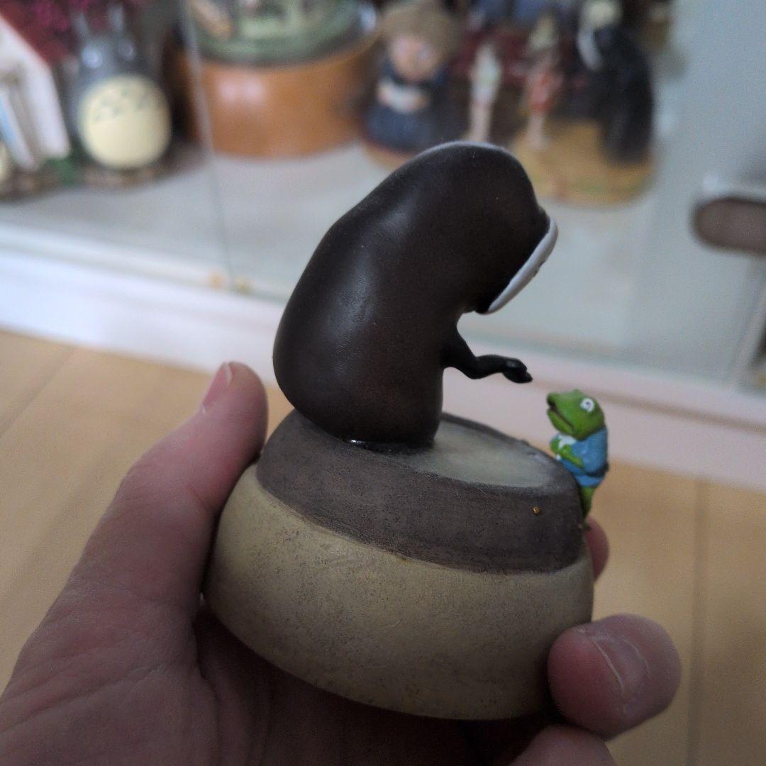 ジブリ作品カオナシとカエルの置物。