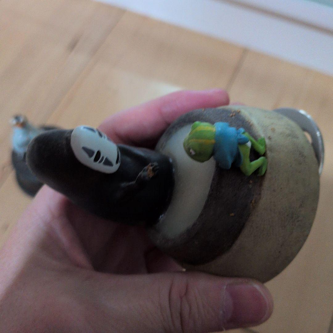 ジブリ作品カオナシとカエルの置物。