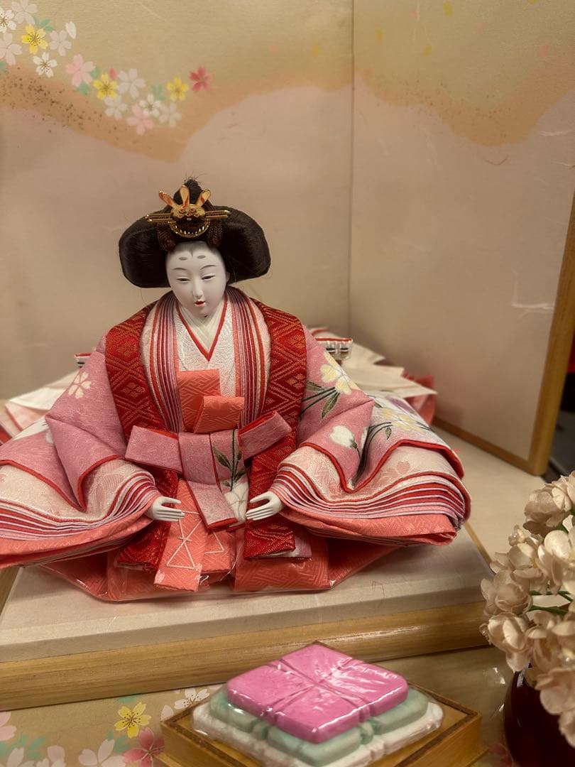 雛人形 吉浜人形 親王飾り 平飾り 薄花桜屏風 桜柄衣装 木製台付き 新品