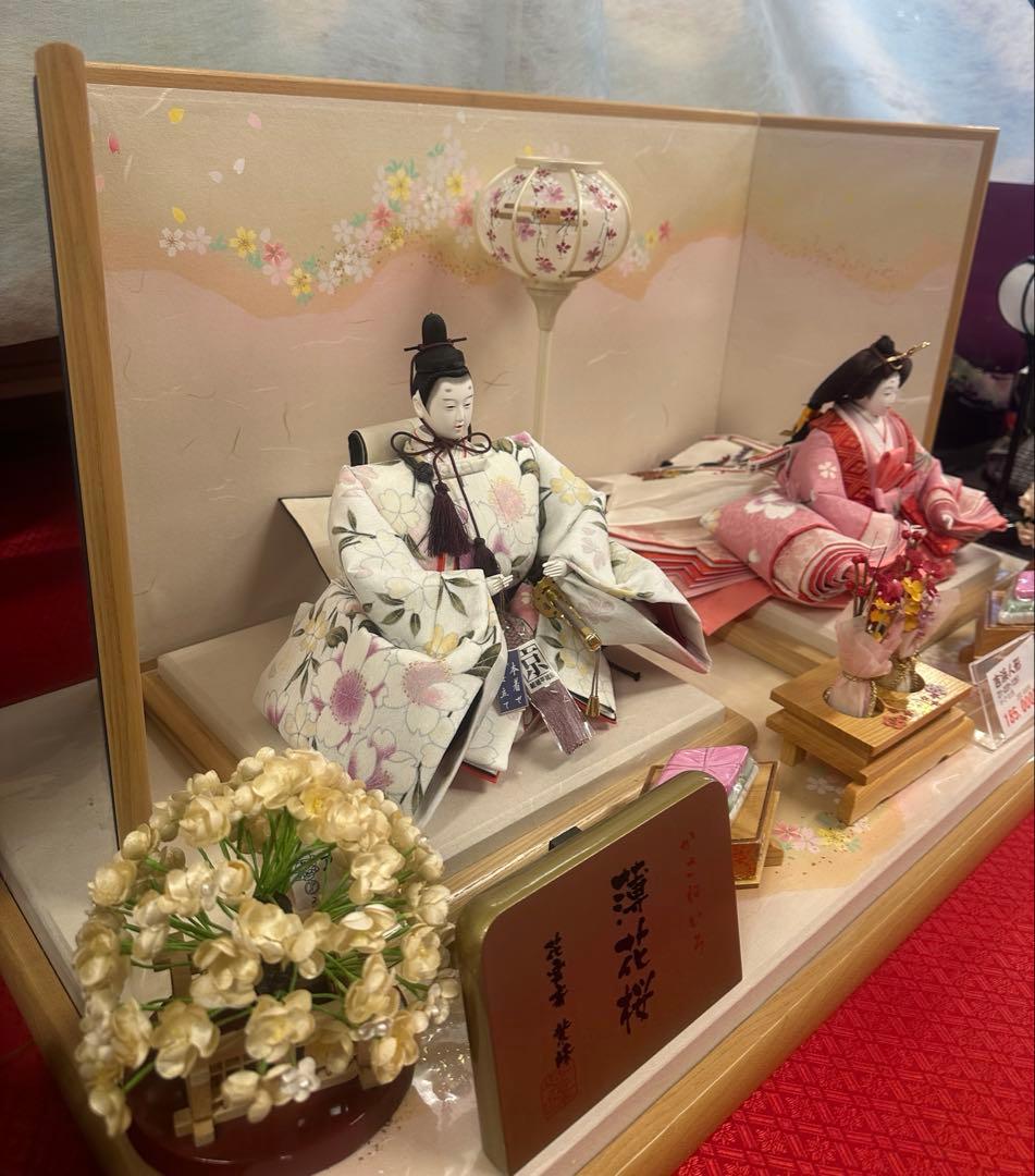 雛人形 吉浜人形 親王飾り 平飾り 薄花桜屏風 桜柄衣装 木製台付き 新品