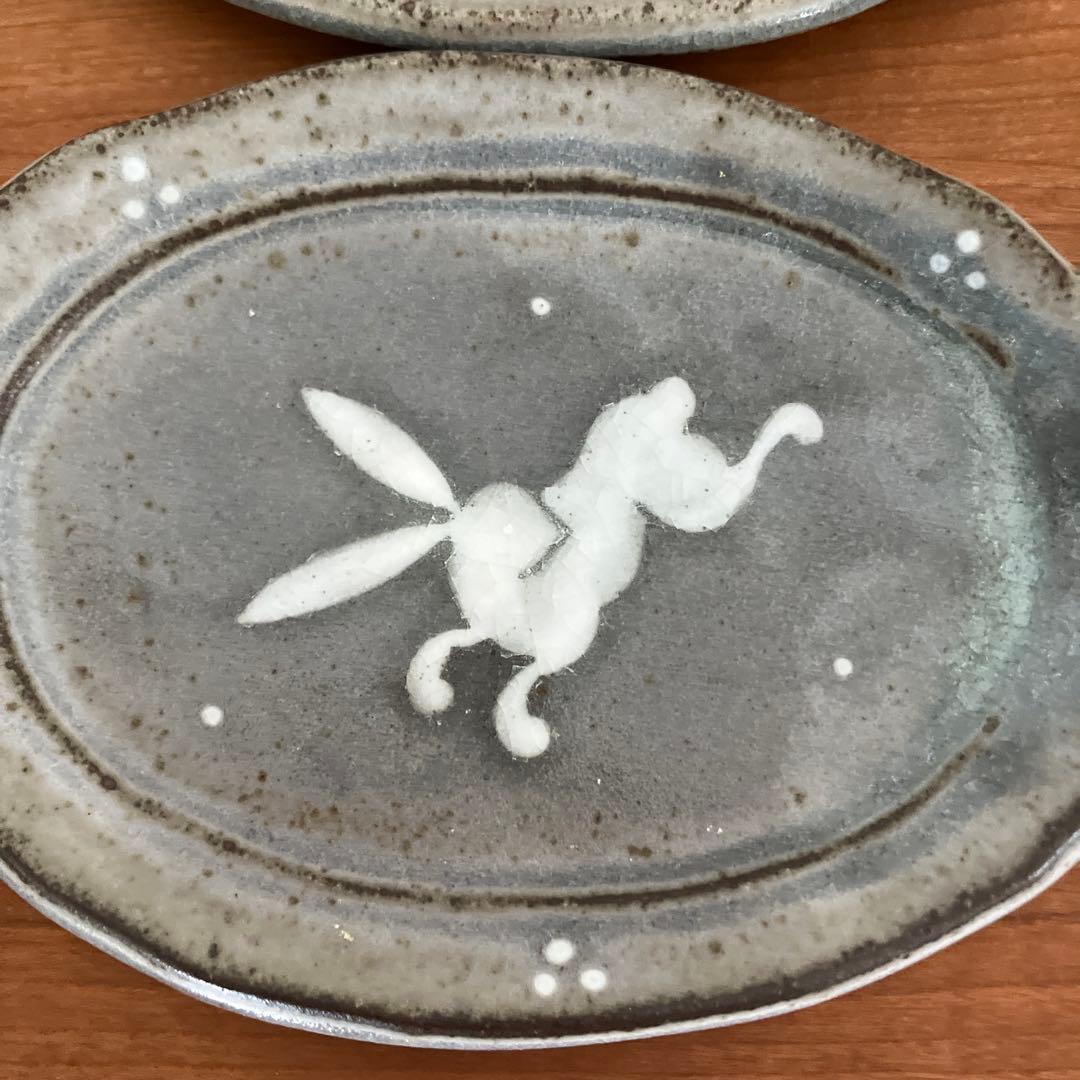 ウサギ絵柄のグレー楕円形皿5枚セット