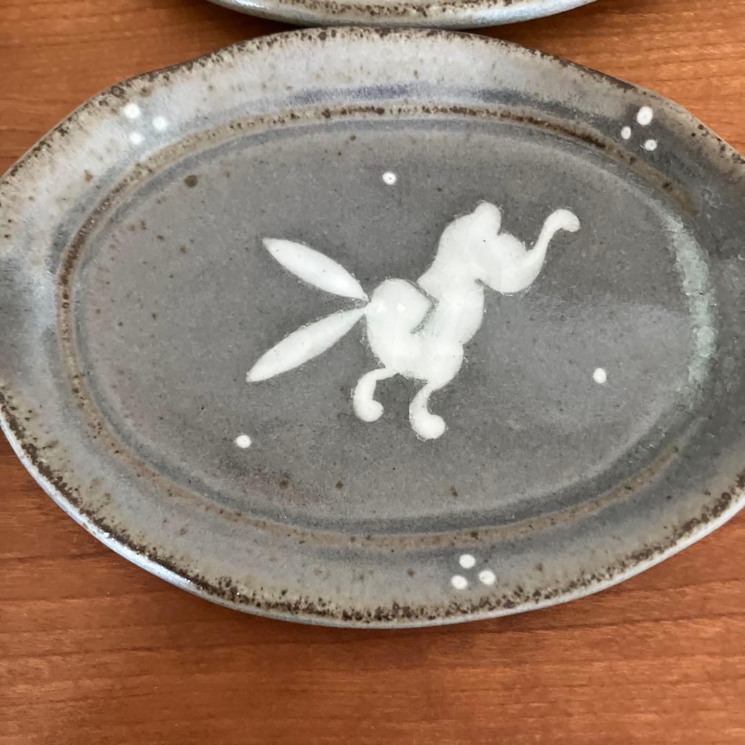 ウサギ絵柄のグレー楕円形皿5枚セット