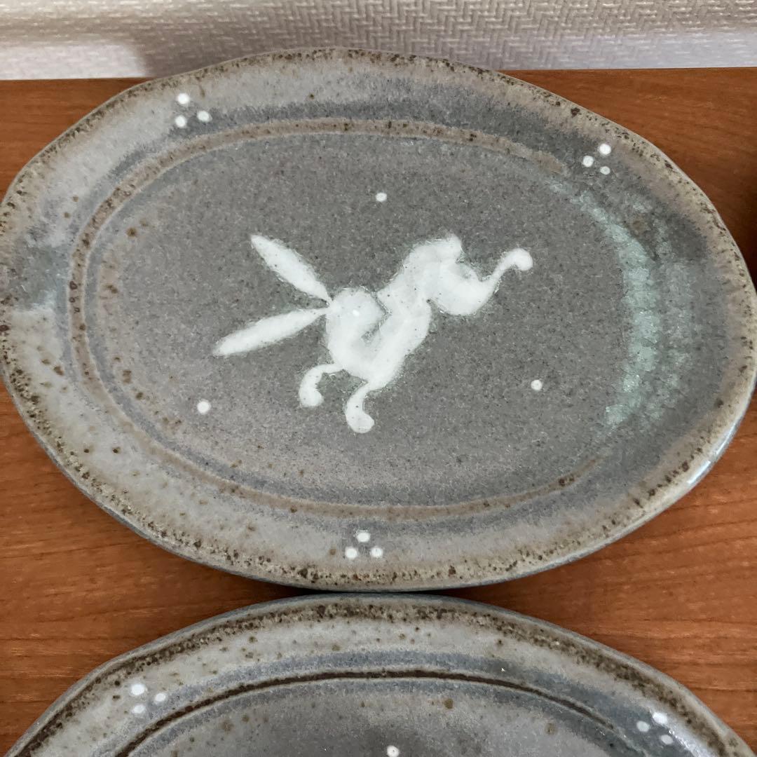 ウサギ絵柄のグレー楕円形皿5枚セット