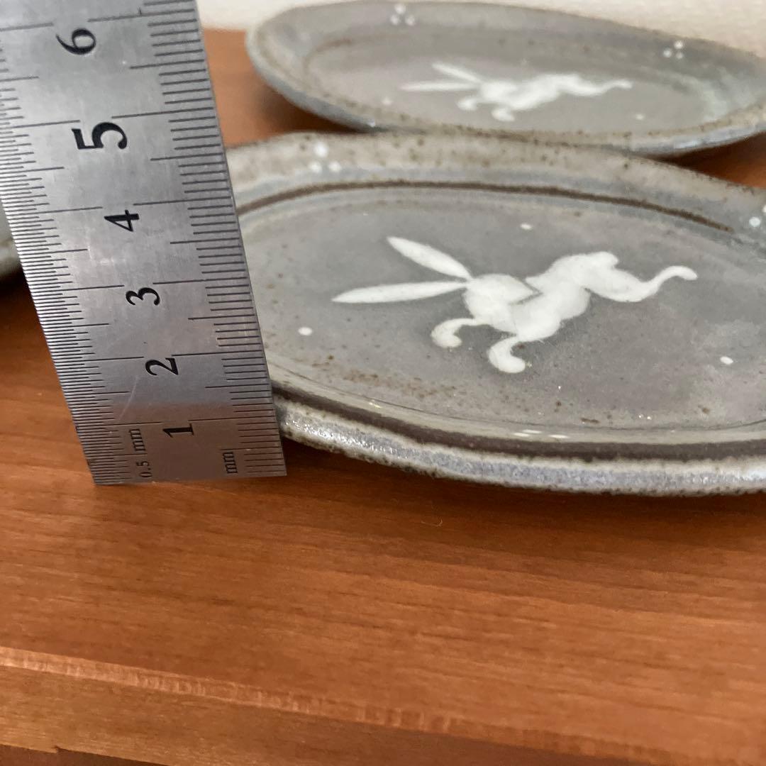 ウサギ絵柄のグレー楕円形皿5枚セット