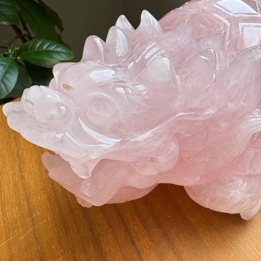 高品質 マダガスカル産ローズクォーツ 龍亀（ロングイ） 置物1.5kg