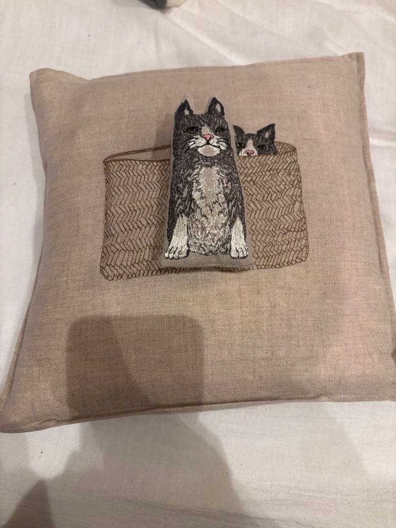 【最終値下げ】猫の刺繍クッションカバー CORAL & TUSK