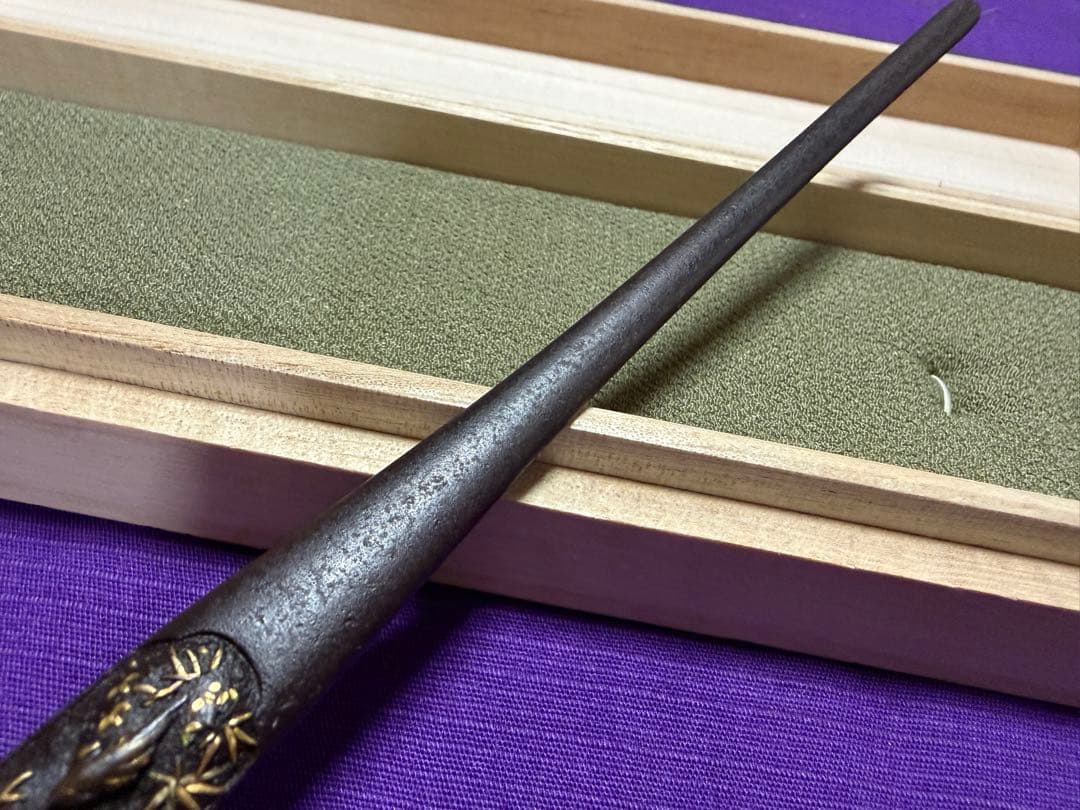 無銘 鉄元堂派 鉄地金銀象嵌 笄 桃園三傑図 出来抜群（刀装具目貫小柄