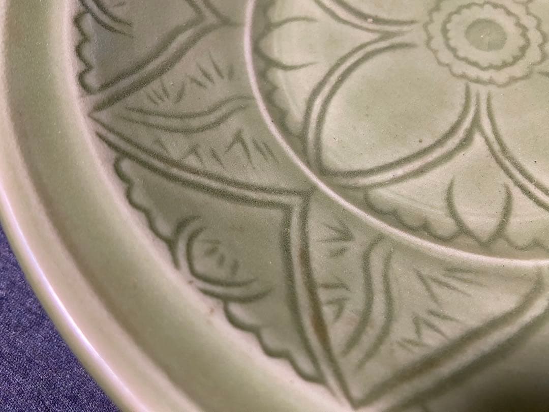 中国古美術品　宋時代　青磁刻花 中皿　22cm 龍泉窯　合箱あり