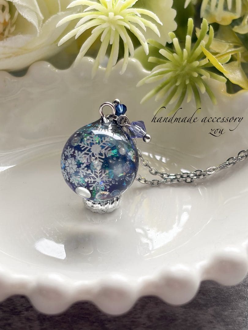 雪の結晶が舞う冬レジンネックレス