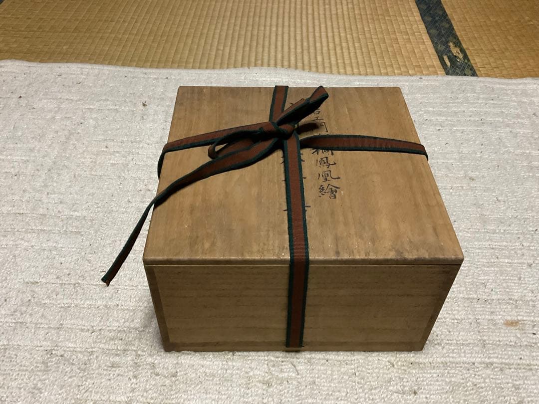 八角菓子器／柿右衛門作桐鳳凰繪。桐箱付き　銘・八角鉢。【新品・未使用品】