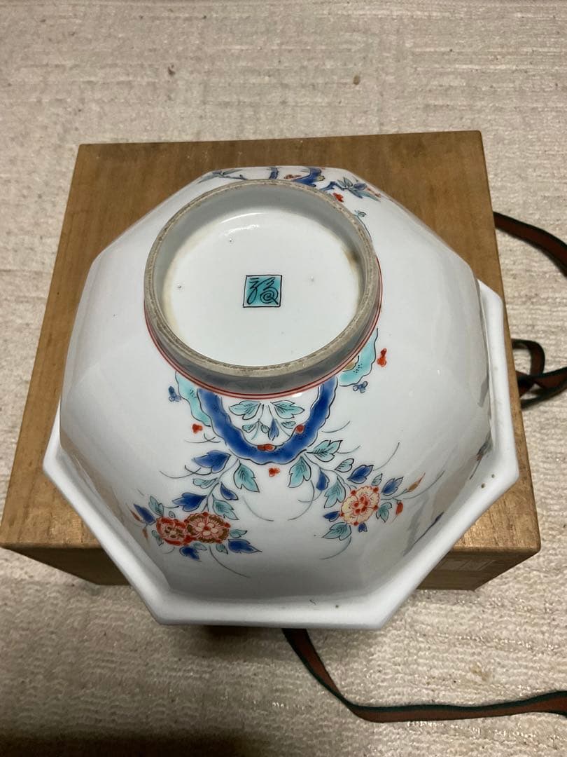 八角菓子器／柿右衛門作桐鳳凰繪。桐箱付き　銘・八角鉢。【新品・未使用品】