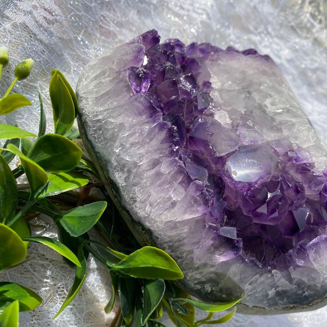 特価‼️希少価値！虹つき⭐︎可愛いお花が付いている、アメジスト♪