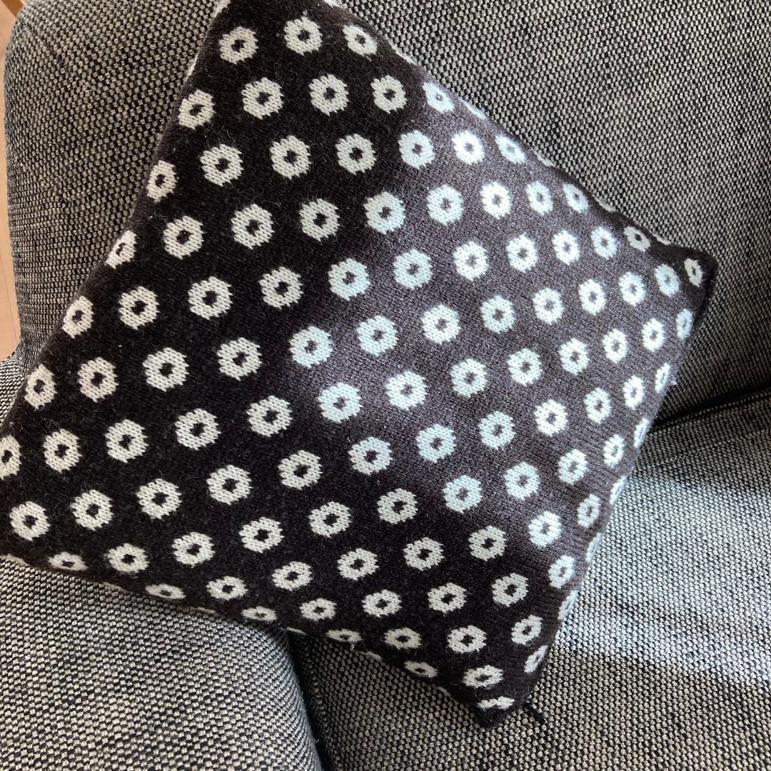 ビヨルク　クッションカバー　ドーナツ柄　ブラック