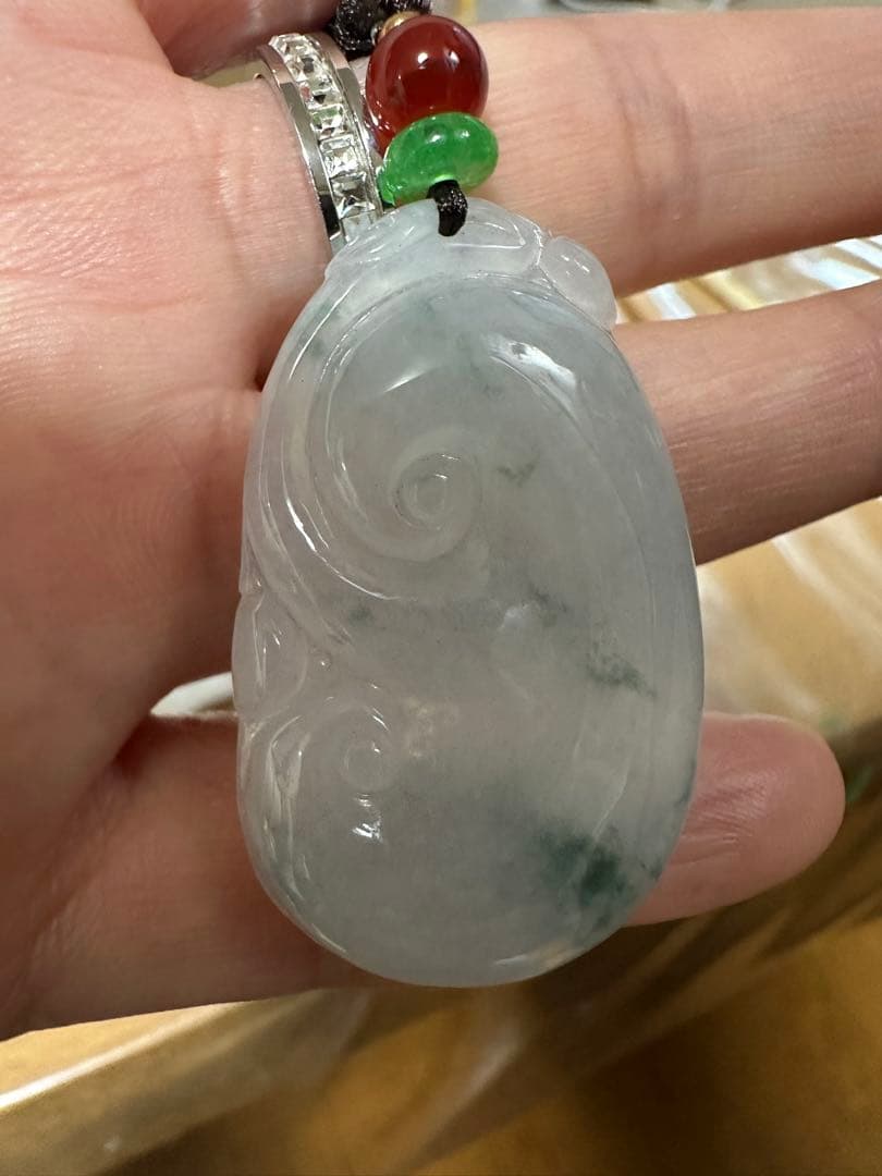 ミャンマー産純天然翡翠（A貨）糯冰種.花浮かびペンダント 瑪瑙ビーズ纽