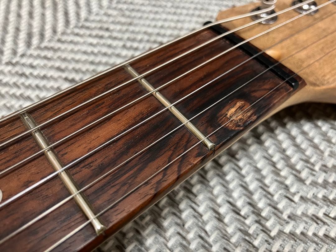 Tiki様専用 エレキギター ストラト 黒ボディ×鼈甲ピックガード - メルカリ