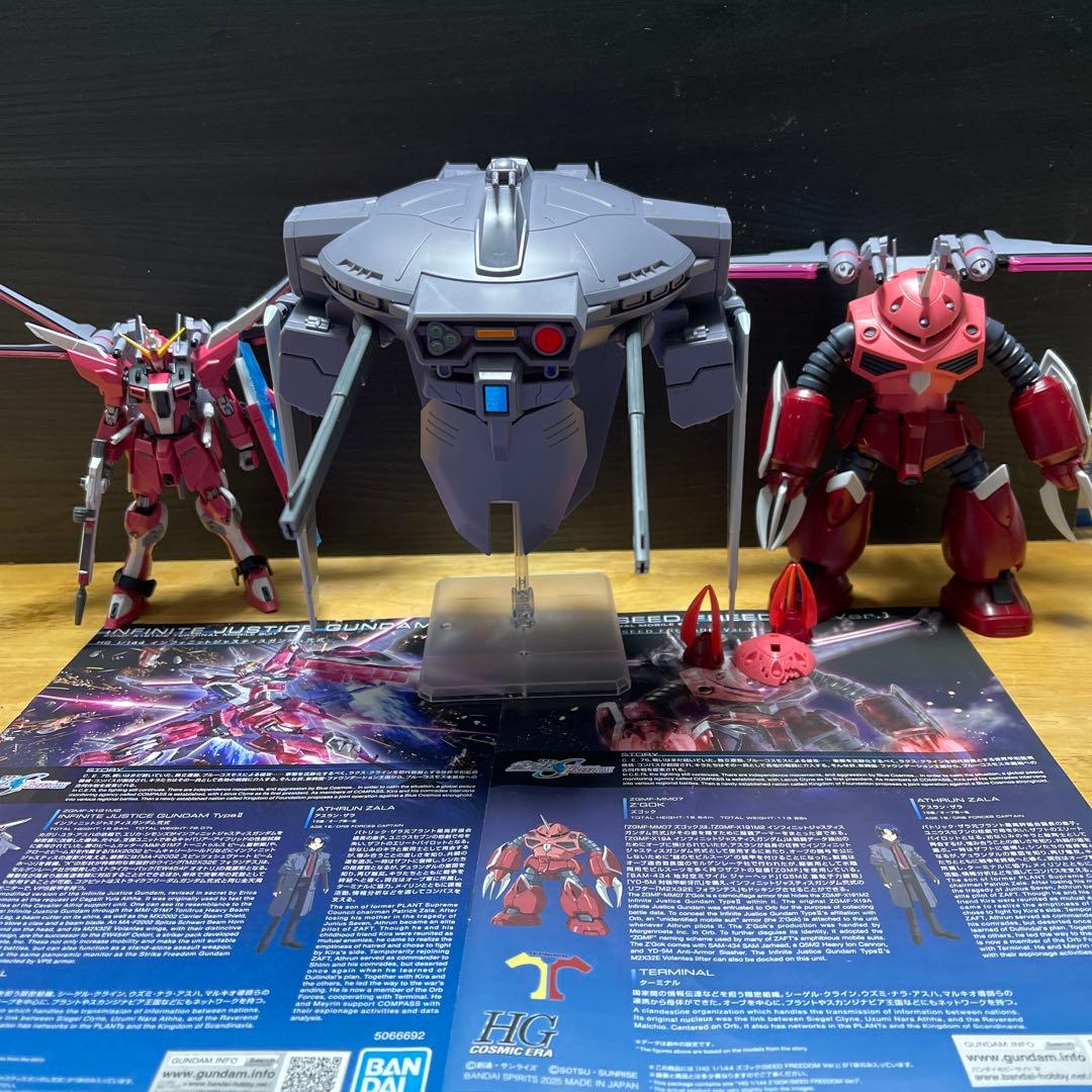 HG ズゴック、インフィニットジャスティスガンダム弐式、キャバリア3体