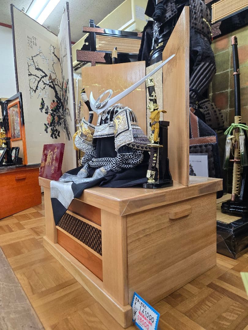【展示品限り】五月人形　兜　上杉謙信　収納飾り　子供着用可　※閉店セール　S30