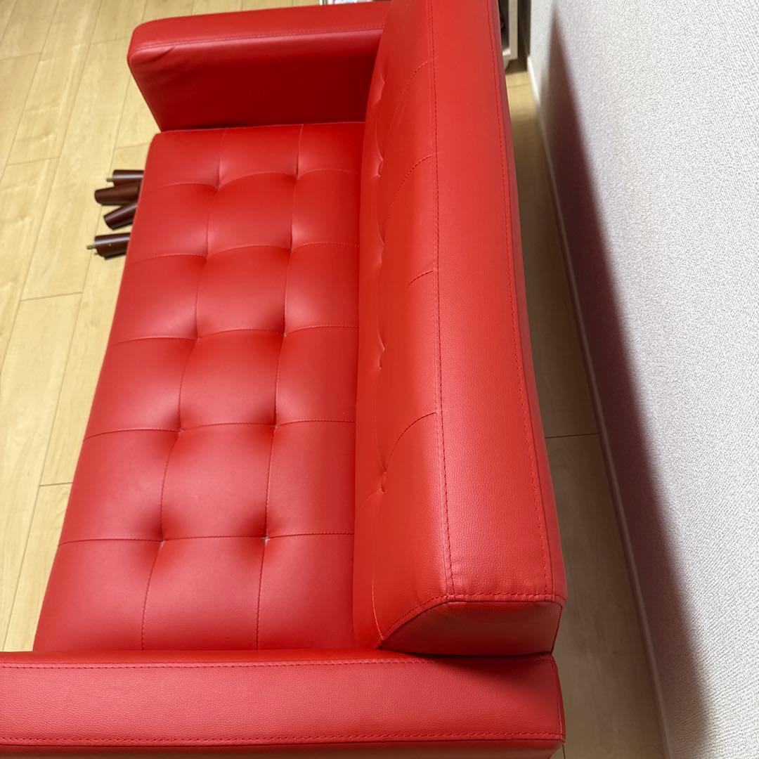 美品赤いボタン付きモダンソファ、カバー付き