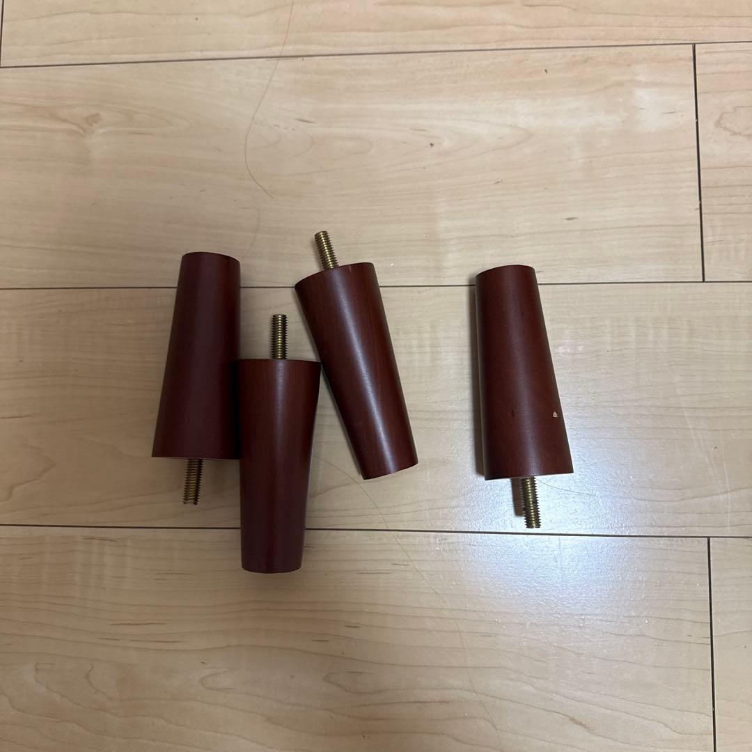 美品赤いボタン付きモダンソファ、カバー付き