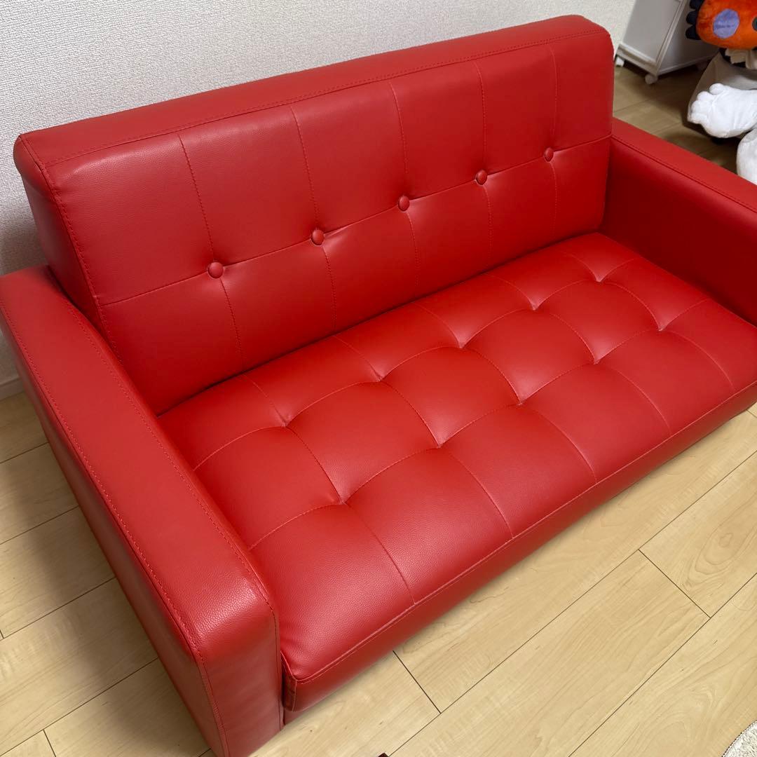 美品赤いボタン付きモダンソファ、カバー付き