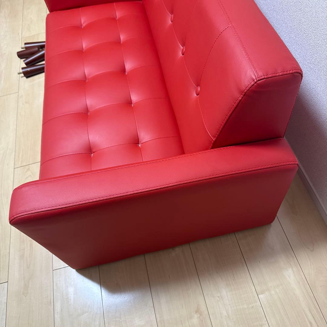 美品赤いボタン付きモダンソファ、カバー付き