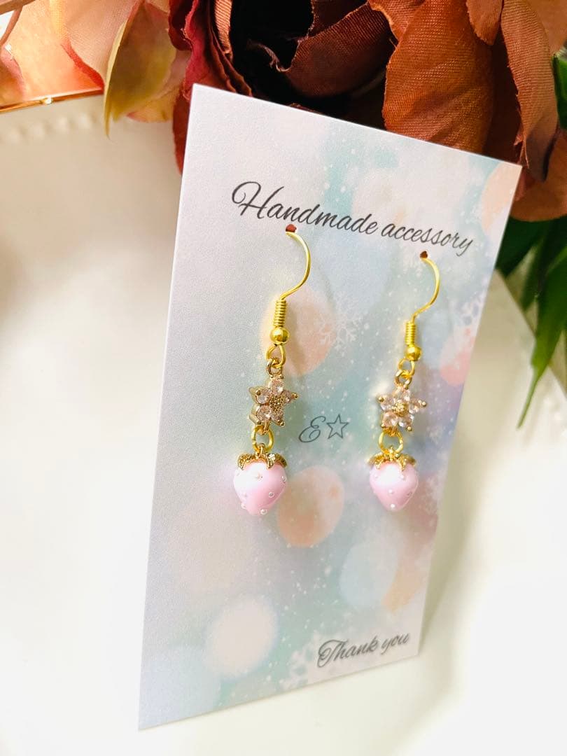 NO.68 ピアス　イヤリング　チャーム　いちごちゃん