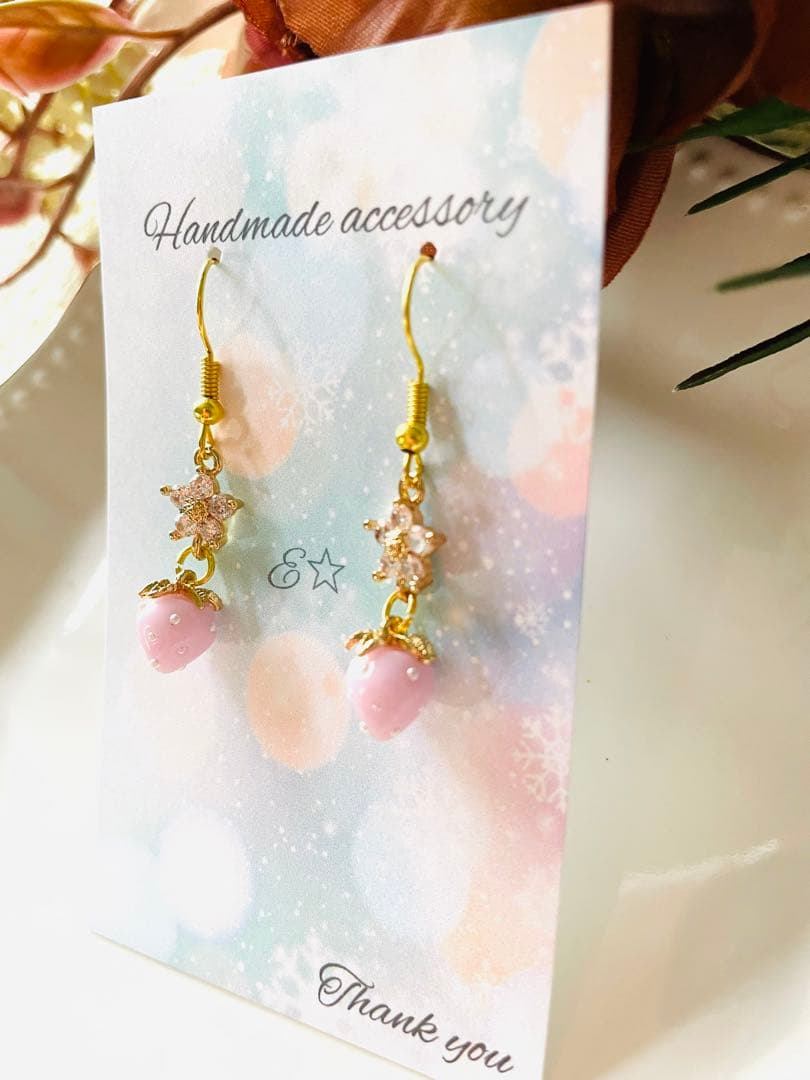 NO.68 ピアス　イヤリング　チャーム　いちごちゃん