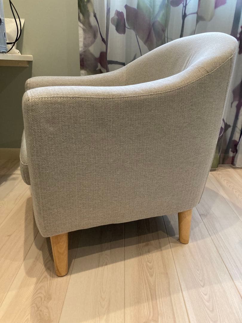 グレーのファブリックアームチェア