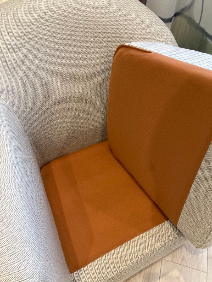 グレーのファブリックアームチェア