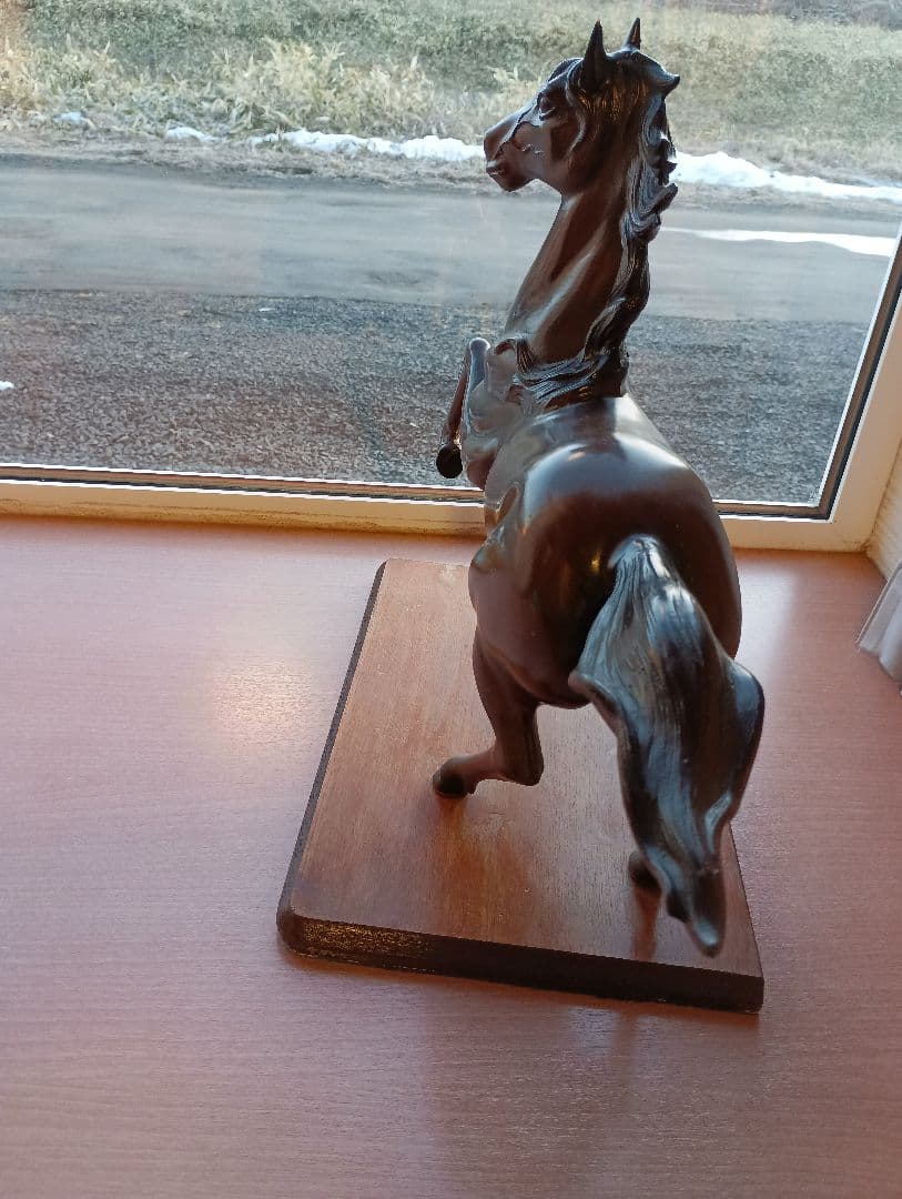 馬の彫刻 金属製 木製台座付き - メルカリ