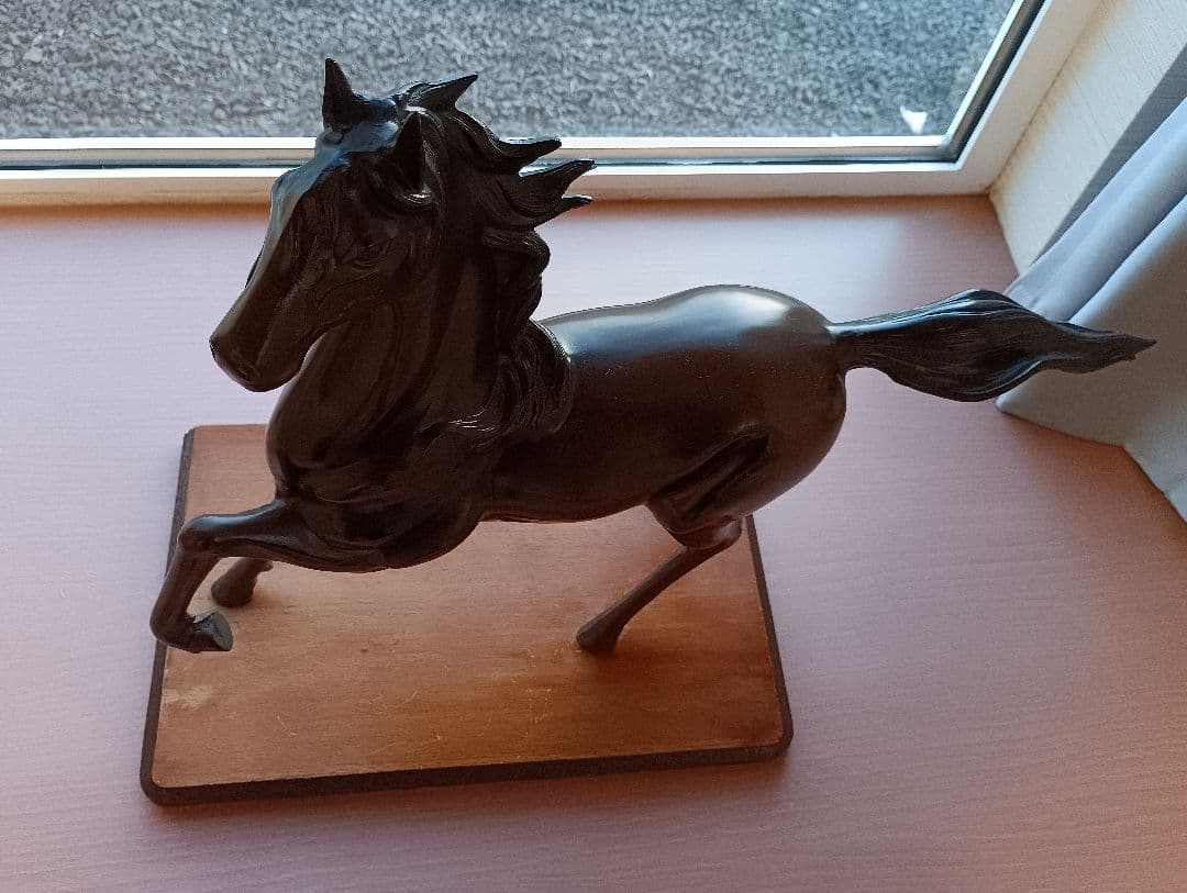 馬の彫刻 金属製 木製台座付き - メルカリ